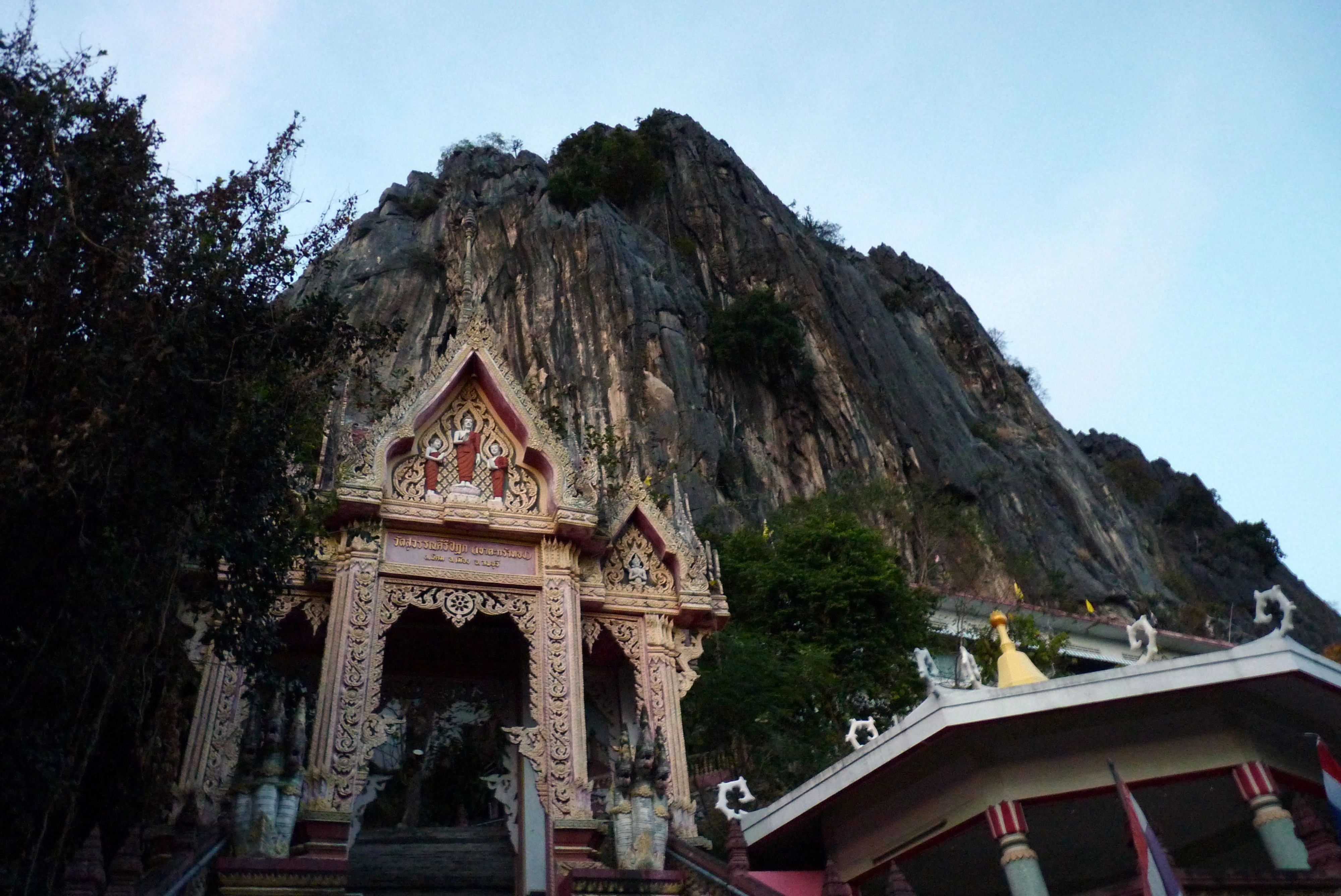 Netopýří jeskyně - netopýři létají dírou ve skále
nahoře